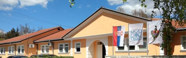 Studenti iz srpskog sistema bez prava na pomoć Vlade Kosova: Diskriminacija ili tehnička prepreka?