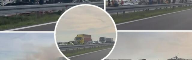 ŠLEPERI POTPUNO IZGORELI! Pogledajte kako izgledaju kamioni koji se sudarili između Šimanovaca i Pećinaca! (VIDEO)