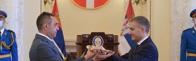 PA, ŠTA?! Vučić "najurio" najboljeg ministra policije u istoriji