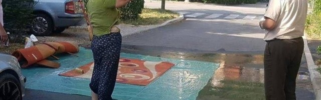 Komunalni redari kaznili ženu u Hrasnici zbog pranja ćilima na ulici