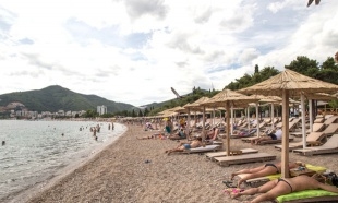 Srpski turista u Crnoj Gori potroši oko 55 evra dnevno, njih 500.000 ostvari čak tri miliona noćenja, a sada Crnogorci neće naše dinare