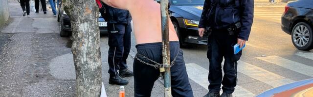 Ratni veteran se lancima zavezao ispred opštine u Leskovcu, penzija mu manja nego troškovi za lekove