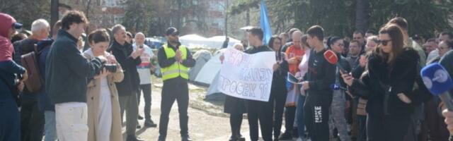 STRAŠNO! OVAKO JE IZGLEDAO NAPAD NA MILOŠA PAVLOVIĆA! Skloni se od mene, skloni se! Branili su se studenti! (VIDEO)