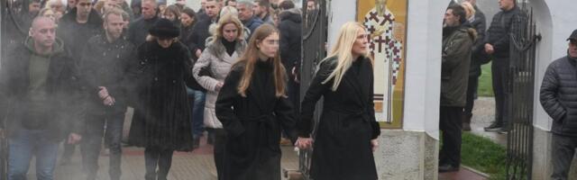 Sahranjen Branislav Ivković, ćerke utučene: Ovaj političar došao da Baneta isprati na večni počinak (FOTO)