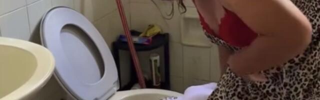 Žena u kupatilu "rodila" četvrtu krpenu lutku: Ovakvu priču verovatno dugo nećete čuti!