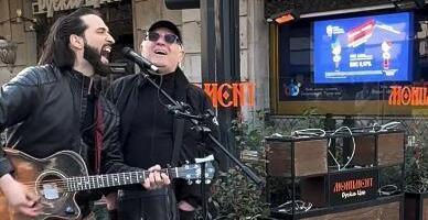 ŽELJKO SAMARDŽIĆ PEVA U KNEZ MIHAILOVOJ! Muzička zvezda se pridružila uličnom sviraču, a onda je nastala prava magija (VIDEO)