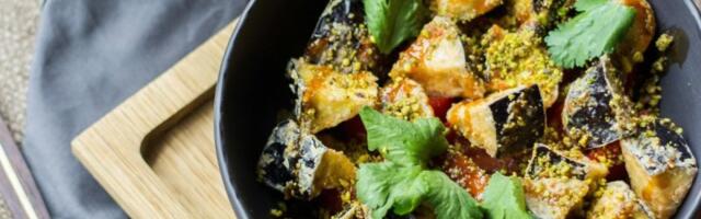 Posna salata sa patlidžanom i paradajzom: Ukusna i sočna, a sprema se očas posla