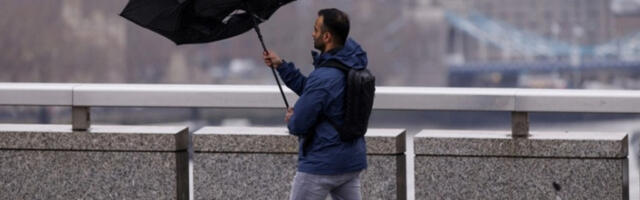 У Великој Британији затворени путеви и блокирана железница због олује Дејв