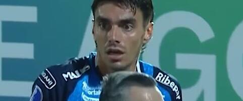 FUDBALER U NEVERICI GLEDAO KAKO MU SUDIJA POKAZUJE TRI KARTONA ZA PET SEKUNDI! Neverovatna scena na utakmici čuvenog takmičenja