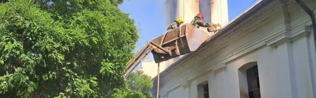 Horror near Zrenjanin: Serbian church on fire, SHOCKING video of moment bell tower collapses!