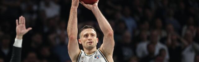 Prekrstio se, pa srušio crno-bele: Pogledajte slobodna bacanja Alekse Avramovića koja su presudila Partizanu (VIDEO)