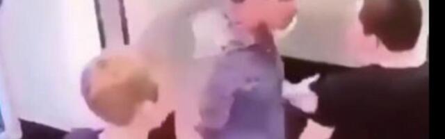 (VIDEO) GORILA SE UNEO SITNIJEM MOMKU U LICE I SPREMAO SE DA GA UDARI: A onda je usledila MUNJA! OVO JE BRUTALNO