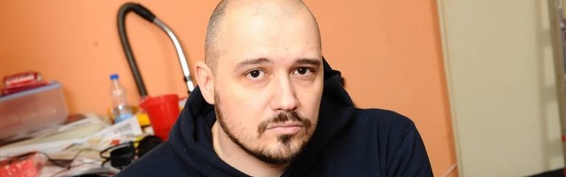 Šipkama i suzavcem napadnut novosadski voditelj iz dvojca Daško i Mlađa