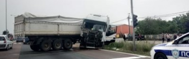 (FOTO) Lančani sudar na putu za Beograd: Smrskani delovi automobila svuda po asfaltu