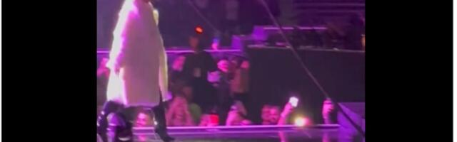 "Uaaaa, sendvičarko": Publika častila Karleušu (VIDEO)