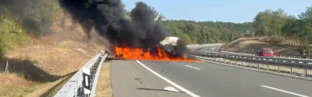 Buktinja na auto-putu: Saobraćajni incident na Moravskom koridoru kod Kruševca, vatrogasci pokušavaju da ugase ogroman plamen