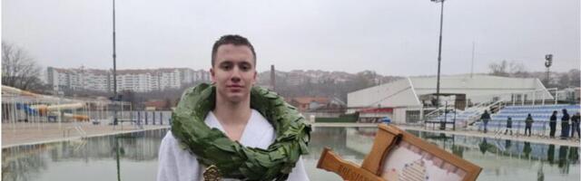 Viktor iz Leskovca prvi doplivao do Časnog krsta u Nišu