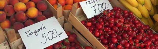 Pazarci kupuju voće na grame: Bogata sezonska ponuda, ali po paprenim cijenama