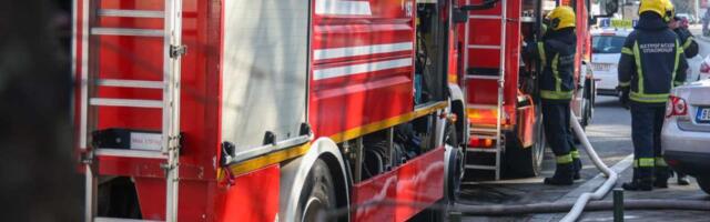 KOMBI PLANUO USRED NOĆI U GROCKOJ, VLASNIK TVRDI DA MU JE IZGORELA SKUPOCENA ROBA! Vatrogasci odmah reagovali, od parkiranog vozila nije ostalo ništa!