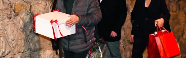 RODIĆI STIGLI KOD CECE NA SLAVU! Ove godine bili široke ruke: Pršte pokloni i ukrasne kese, sve oči uprte u OGROMNU KUTIJU (FOTO)