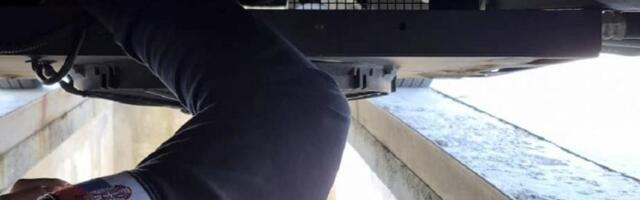 U KOMBIJU PREVOZIO LAMINAT, A U DVA TABUREA SAKRIO TOVAR VREDAN POLA MILIONA: Policija im sve trajno oduzela (foto)