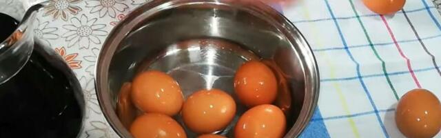 SAVET ZLATA VREDAN! Evo kako skinuti farbu za jaja sa prstiju nakon dekorisanja - BAŠ JE LAKO!