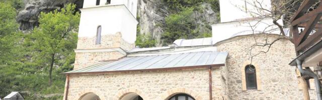 Misterija manastira Gornjak! Voda navire iz suve stene samo na Đurđevdan: Narod je skuplja pipetom