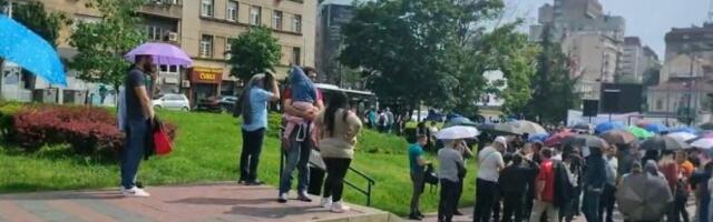 POČELO OKUPLJANJE VELIKOG BROJA GRAĐANA NA SLAVIJI! Polako kreću putem platoa ispred Skupštine Srbije (VIDEO)