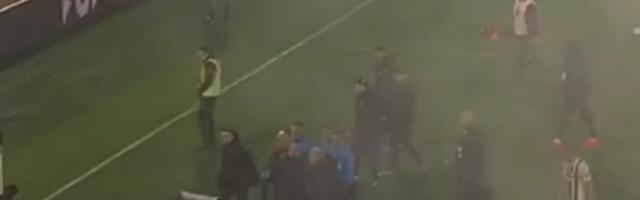 Duljaj u klinču sa sudijama, navijači GAĐALI arbitre (VIDEO)