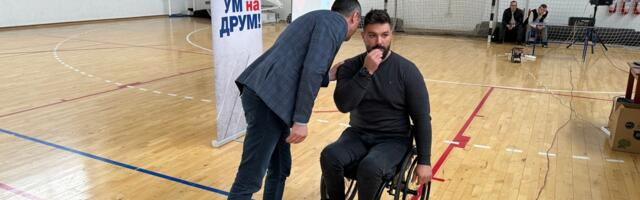Srdić na ličnom primeru poručio maturantima u Leskovcu da kupuju odelo a ne invalidska kolica