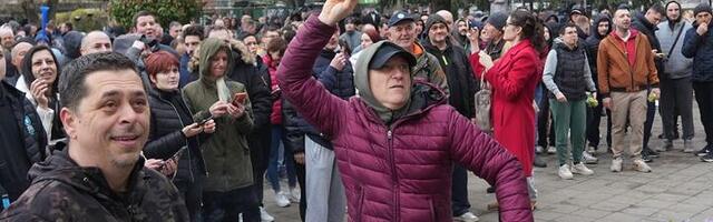 Obrenovčani se ogradili od grupe opozicionara koja pravi haos ispred opštine