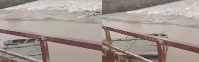 BUJICA ODNELA PONTONSKI MOST KOD SVILAJNCA! Pogledajte kako je nabujala Velika Morava (VIDEO)