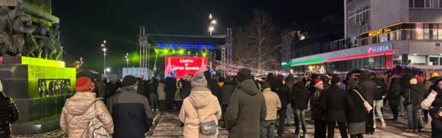 Niš ušao u 2026. godinu: U centru „Crne Mambe“, kuvano vino, malo ljudi i hladnoća, po gradu vatrometi i petarde