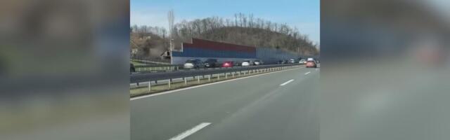 VOZAČI NISU HTELI DA ČEKAJU, PA POTEZOM RIZIKOVALI ŽIVOTE!? Saobraćaj obustavljen zbog SUDARA, pojedini se poneli BAHATO: Haos na auto-putu "Miloš Veliki" VIDEO
