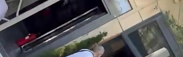Prve fotografije Vuka Bajruševića ispred zapaljenog lokala (FOTO)