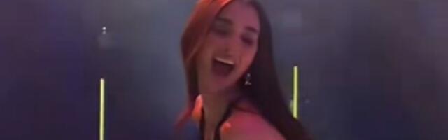 SNIMAK NA KOM POZNATA PEVAČICA RADI OVO KRUŽI INTERNETOM! Devojke otimaju momcima telefone kako ne bi gledali VRELE SCENE: Nije za one sa slabim srcem (VIDEO)
