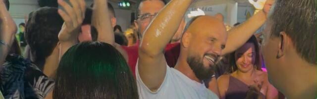 Boban Rajović uprkos nevremenu održao nastup do samog kraja, momci skinuli majice i pevali uglas sa njim