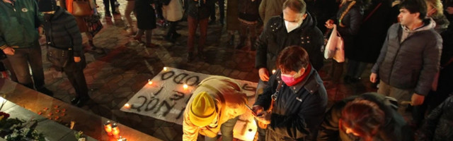 Sveopšta tuga: Beograđani se okupili na Trgu da odaju počast Đorđu Balaševiću!