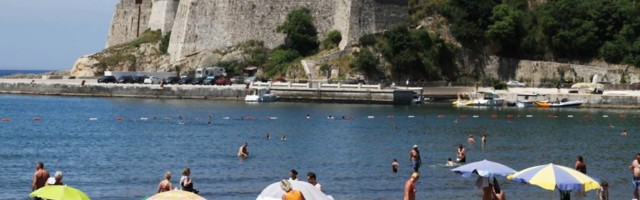 Podigao je paradajz turizam na viši nivo: Svi pričaju o momku koji u Crnoj Gori nosi tepih umesto peškira na plažu