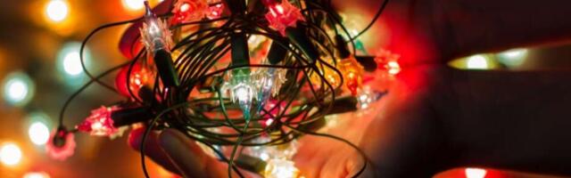 Zašto se vaše uvek uredno spakovane novogodišnje lampice zamrse i upetljaju