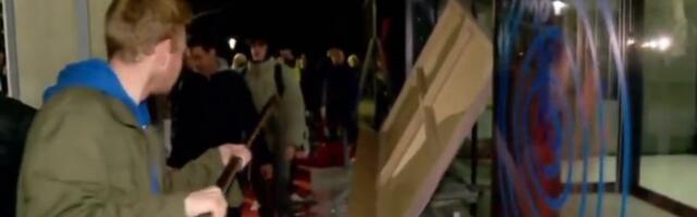 VANDALIZOVANA ZGRADA RTV U NOVOM SADU: Dinkovi blokaderi ukrali scenografiju i bacili je na ulaz