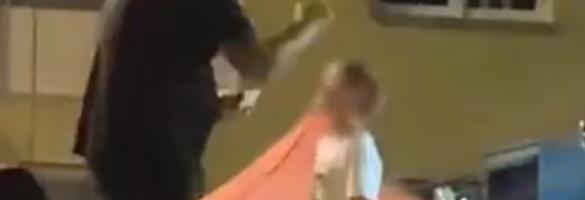 JOŠ UVEK POSTOJE OVAKVI LJUDI: Pevač nakon nastupa SAV BAKŠIŠ STAVIO U DŽEP DEČAKU IZ PUBLIKE - Snimak rasplamsao mreže! (VIDEO)