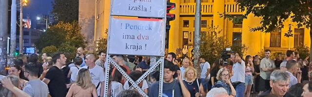 (UŽIVO) "Pucate po šavovima": Protesti širom Srbije, SNS-ovci već čuvaju prostorije