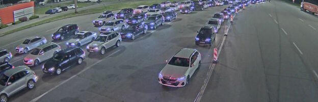 Држали децу 10 сати, и сада колоне непрегледне