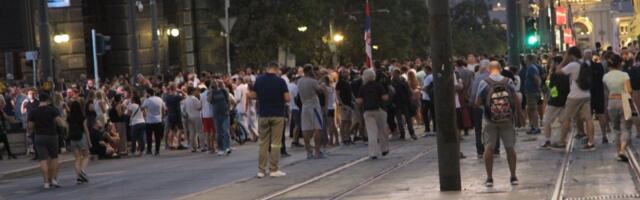 Blokaderi pobesneli! Još jedna poslanica preleće u SNS -  Potpuni haos u redovima njihovog "jedinstvenog fronta" (FOTO)