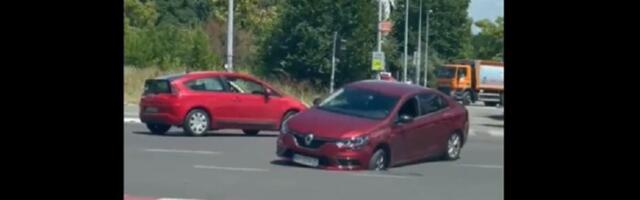 Otvorila se rupa u Gandijevoj: Auto zaglavljen (VIDEO)