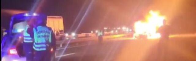 JEZIVA NESREĆA NA AUTO-PUTU KOD ALEKSINCA! Automobil probio zaštitnu ogradu, prevrnuo se i zapalio - VATRA GUTA VOZILO(VIDEO)