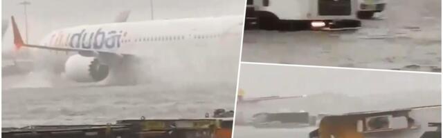 "U DUBAIJU POTOP SUDNJEG DANA" Nestvaran prizor usled kiše u Emiratima, avion se JEDVA KREĆE PO PISTI! Obustavljeni letovi (VIDEO)