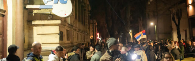 „Niško dopisništvo gori, a RTS se češlja“ – studenti protestovali zbog Vučićevih uvreda novinarima