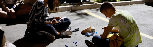 I DANAS BLOKADERI MALTERTIRAJU GRAĐANE Blokada RTS-a u 11-tom danu (FOTO)